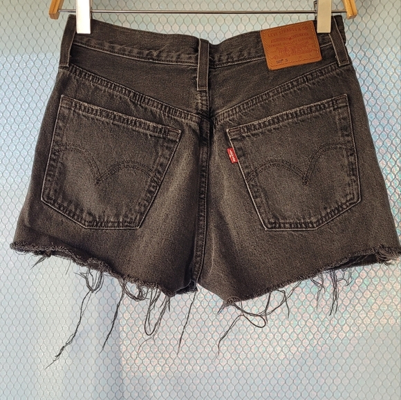 Levis 501 Cut-Off Women’s Denim Shorts Washed Gray Black raw hem Sz 25 - Picture 4 of 7